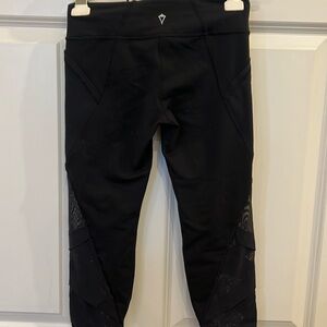 Girl’s 10 Size Ivivva Black Mesh Capris Leggings